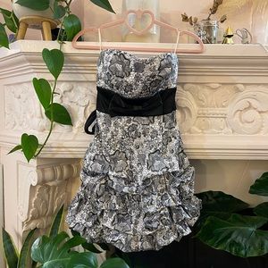vintage YK2 strapless prom dress | b&w floral print with sweetheart neckline
